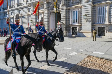 Madrid, İspanya - 17 Kasım 2023: Kraliyet Sarayı Muhafızları, İspanya Kralı 'nın Kalesi' ni ve İspanyol kraliyet ailesi üyelerini koruyordu. Yüksek kalite fotoğraf