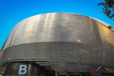 MADRID, İspanya - 16 Kasım 2023: yenileme çalışmaları sırasında Santiago Bernabeu 'nun dışı, Real Madrid futbol stadyumu. Yüksek kalite fotoğraf