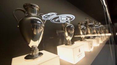 MADRID, İspanya - 18 Kasım 2023: Santiago Bernabeu Stadyumu 'ndaki Real Madrid futbol kulübünü kazanan UEFA Şampiyonlar Ligi Kupası. Yüksek kalite 4k görüntü