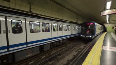 Madrid, İspanya. 18 Kasım 2023, Madrid metro istasyonuna ulaşan metro. Yüksek kalite 4k görüntü