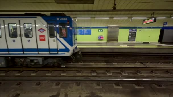 Madryt Hiszpania Listopada 2023 Metro Dojeżdża Stacji Metra Madrycie Wysokiej — Wideo stockowe