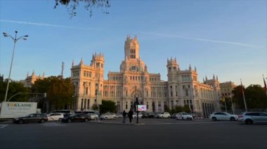 MADRID, İspanya, Kasım, 18, 2023, Cybele Palace Belediye Binası, işlek caddede bir trafik arabası. Yüksek kalite 4k görüntü