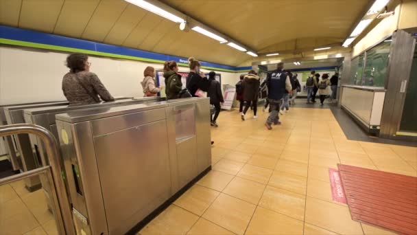 Madrid Listopad 2023 Slow Motion Několik Lidí Chodit Nástupišti Při — Stock video
