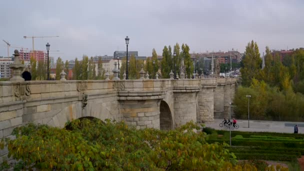 Toledo Bridge 1700 Talet Madrid Rio Park Madrid Spanien Högkvalitativ — Stockvideo