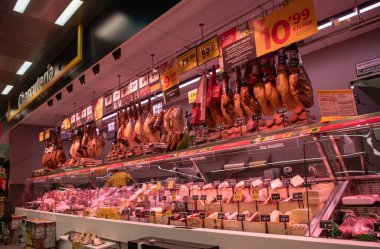 Madrid, İspanya, 18 Kasım 2023, bir İspanyol süpermarketinde jambon ve şarküteri bölümü. Yüksek kalite fotoğraf