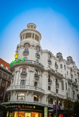 Madrid, İspanya 18 Kasım 2023, The Edificio Grassy, Gran Via caddesinde bir bina ve Madrid 'in simgesi. Yüksek kalite fotoğraf