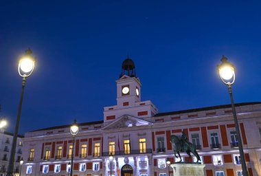 Madrid, İspanya, 18 Kasım 2023, Puerta del Sol, günbatımında Madrid, İspanya 'nın başkenti ve merkezi Km0' un en ünlü şehir simgelerinden biridir. Yüksek kalite fotoğraf