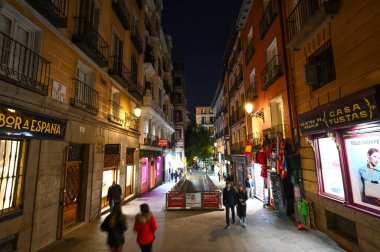 Madrid, İspanya, 18 Kasım 2023, Puerta del Sol ilçesine bağlı sokaklar, geceleyin Madrid, yüksek kaliteli fotoğraf