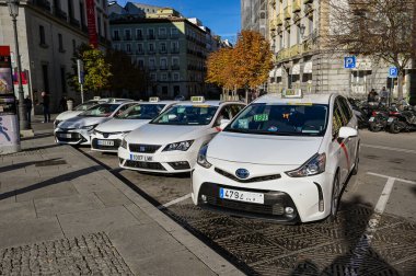 Madrid, İspanya, 18 Kasım 2023 Madrid, İspanya 'da bir sürü beyaz taksi bekliyor.