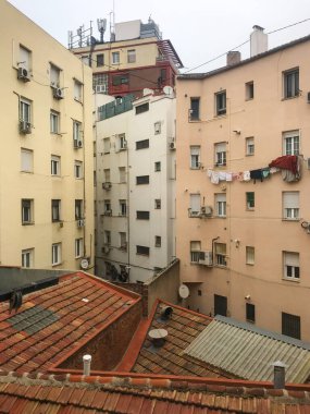 Madrid, İspanya 'nın bir semtinde, bir binanın camındaki ipliğe asılı çamaşırhane, yüksek kaliteli fotoğraf.