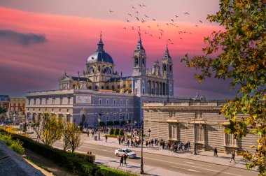 Madrid Katedrali, Madrid 'deki Santa Maria la Real de La Almudena, Madrid' in mimarisi ve simgesi. Yüksek kalite fotoğraf