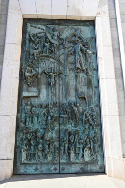 MADRID, İspanya, 17 Kasım 2023, Kapı, Bas yardım, Santa Maria la Real de la Almudena Katedrali Heykeli, yüksek kaliteli fotoğraf
