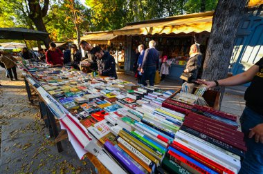 Madrid, İspanya, 18 Kasım 2023, kullanılmış kitaplar, bit pazarında satılık ikinci el kitaplar, yüksek kaliteli fotoğraflar.