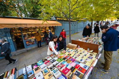 Madrid, İspanya, 18 Kasım 2023, kullanılmış kitaplar, bit pazarında satılık ikinci el kitaplar, yüksek kaliteli fotoğraflar.