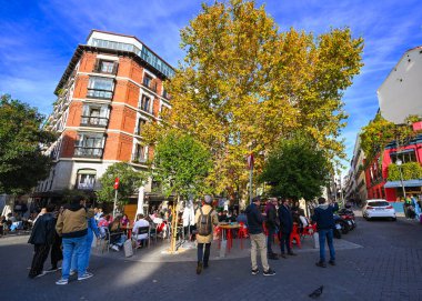 Madrid, İspanya 18 Kasım 2023. İnsanlar Madrid 'in merkezindeki terasta yemek yiyor.