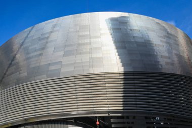 MADRID, İspanya - 16 Kasım 2023: yenileme çalışmaları sırasında Santiago Bernabeu 'nun dışı, Real Madrid futbol stadyumu. Yüksek kalite fotoğraf