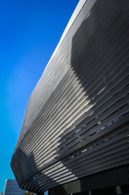 MADRID, İspanya - 16 Kasım 2023: yenileme çalışmaları sırasında Santiago Bernabeu 'nun dışı, Real Madrid futbol stadyumu. Yüksek kalite fotoğraf