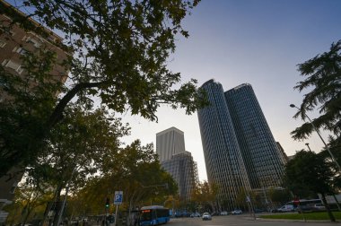 Madrid, İspanya, 18 Kasım 2023, eski adı Torre del Banco Bilbao olan Castellana 81 kulesinde BBVA banka logosu. Yüksek kalite fotoğraf