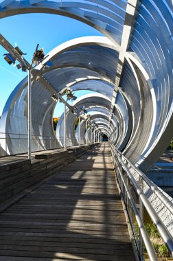 MADRID, SPAIN - 17 Kasım 2023: Madrid Rio Park 'taki Arganzuela Köprüsü, Dominique Perrault tarafından tasarlanmıştır, 274 metre uzunluğundadır ve iki spiral şekilli yol tarafından oluşturulmuştur. Yüksek kalite fotoğraf