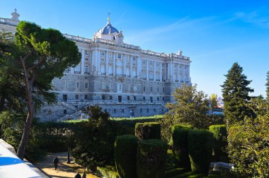 Madrid, İspanya - 16 Şubat 2022: Madrid Kraliyet Sarayı, Palacio Real de Madrid, İspanyol kraliyet ailesinin resmi ikamet yeridir. Yüksek kalite fotoğraf
