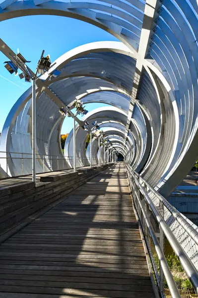 MADRID, SPAIN - 17 Kasım 2023: Madrid Rio Park 'taki Arganzuela Köprüsü, Dominique Perrault tarafından tasarlanmıştır, 274 metre uzunluğundadır ve iki spiral şekilli yol tarafından oluşturulmuştur. Yüksek kalite fotoğraf