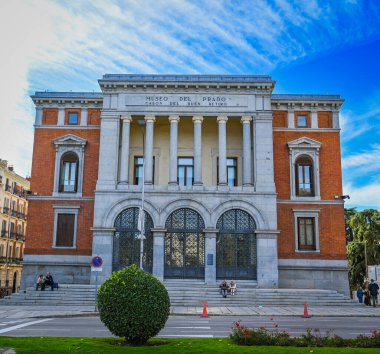 Ulusal Prado Müzesi cephesi, Madrid 'in en önemli müzesi ve dünyanın en önemli sanat müzelerinden biri. Madrid İspanya. Yüksek kalite fotoğraf