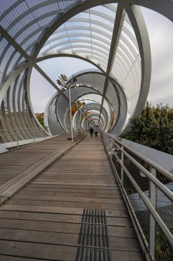 MADRID, SPAIN - 17 Kasım 2023: Madrid Rio Park 'taki Arganzuela Köprüsü, Dominique Perrault tarafından tasarlanmıştır, 274 metre uzunluğundadır ve iki spiral şekilli yol tarafından oluşturulmuştur. Yüksek kalite fotoğraf