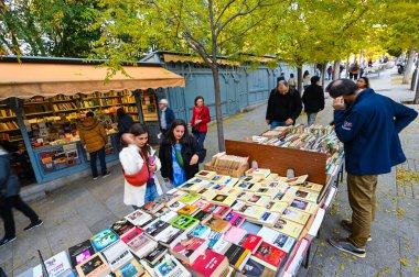 Madrid, İspanya, 18 Kasım 2023, kullanılmış kitaplar, bit pazarında satılık ikinci el kitaplar, yüksek kaliteli fotoğraflar.