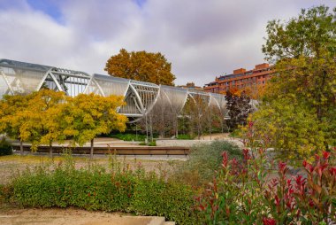 MADRID, SPAIN - 17 Kasım 2023: Madrid Rio Park 'taki Arganzuela Köprüsü, Dominique Perrault tarafından tasarlanmıştır, 274 metre uzunluğundadır ve iki spiral şekilli yol tarafından oluşturulmuştur. Yüksek kalite fotoğraf