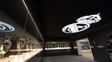 MADRID, İspanya - 18 Kasım 2023: Santiago Bernabeu Stadyumu 'ndaki Real Madrid futbol kulübünü kazanan UEFA Şampiyonlar Ligi Kupası. Yüksek kalite 4k görüntü