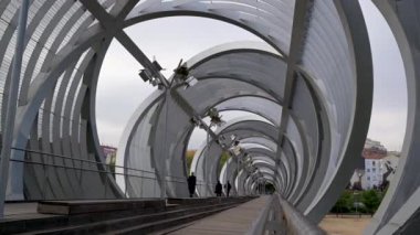 MADRID, SPAIN - 17 Kasım 2023: Madrid Rio Park 'taki Arganzuela Köprüsü, Dominique Perrault tarafından tasarlanmıştır, 274 metre uzunluğundadır ve iki spiral şekilli yol tarafından oluşturulmuştur. Yüksek kalite fotoğraf