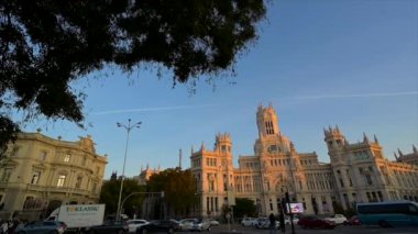 MADRID, İspanya, Kasım, 18, 2023, Cybele Palace Belediye Binası, işlek caddede bir trafik arabası. Yüksek kalite 4k görüntü