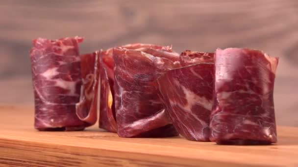 干腌制的西班牙火腿 色拉诺火腿 贝洛塔火腿 意大利火腿或帕尔马火腿 瓦于片 高质量的录像 — 图库视频影像