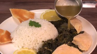 Lübnan tarifi Mouloukhia, Melokhiyah, korse yaprağı ve kişniş pide. Yüksek kaliteli video