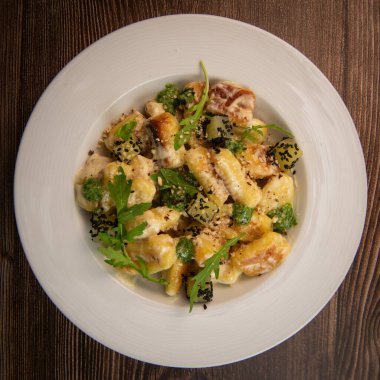 Patates peyniriyle roketli salata ve kremalı parmesan sosu reçetesi. Yüksek kalite fotoğraf