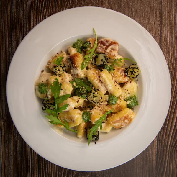 Patates peyniriyle roketli salata ve kremalı parmesan sosu reçetesi. Yüksek kalite fotoğraf