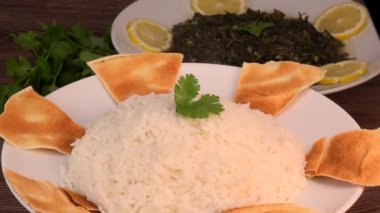 Lübnan tarifi Mouloukhia, Melokhiyah, korse yaprağı ve kişniş pide. Yüksek kaliteli video