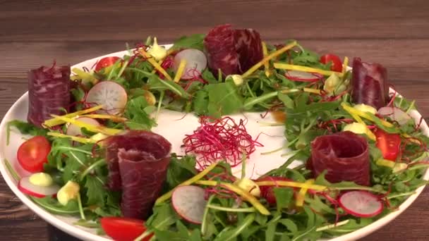 Presunto Saboroso Salada Com Legumes Frescos Fundo Madeira Alta Qualidade — Vídeo de Stock