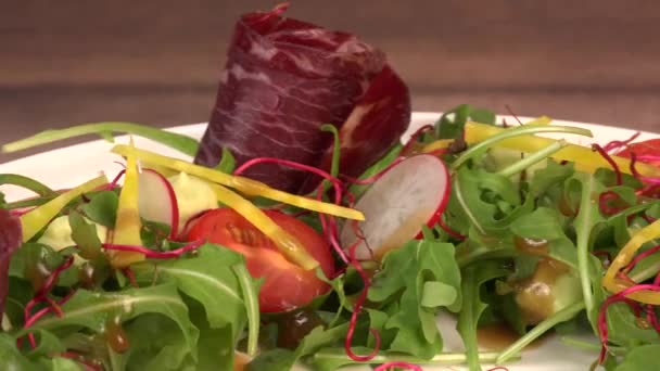 Sabroso Jamón Ensalada Con Verduras Frescas Sobre Fondo Madera Video — Vídeo de stock