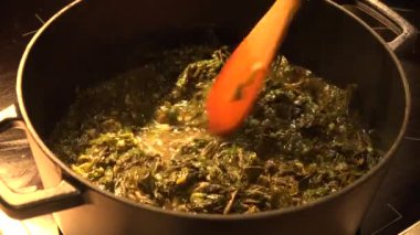 Lübnan Mouloukhia, Melokhiyah, korse yaprağı ve kişniş pirinç tavuğu, ızgara pide pişiriyorum. Yüksek kaliteli video