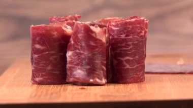 Kuru İspanyol jambonu, Serrano jambonu, Bellota jambonu, İtalyan jambonu veya Parma jambonu, wagyu dilimi. Yüksek kaliteli video