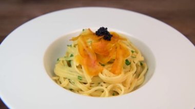 POUTARG, LİMON, GARLIC, LİMON ZEST, FREAM VE PARSLEY ile Linguine Pastası. Yüksek kalite 4k görüntü