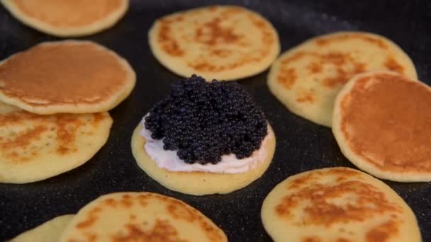Ciegos Con Caviar Negro Queso Crema Plato Festivo Mini Panqueques — Vídeo de stock