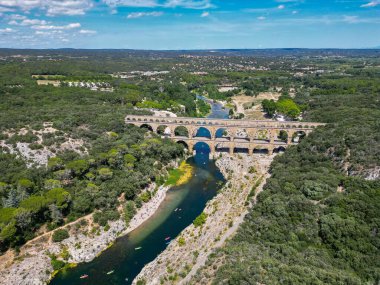 Pont du Gard 'ın havadan çekilmiş fotoğrafı, Gardon Nehri' ni geçen antik Roma su kemeridir.