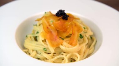 POUTARG, LİMON, GARLIC, LİMON ZEST, FREAM VE PARSLEY ile Linguine Pastası. Yüksek kalite 4k görüntü