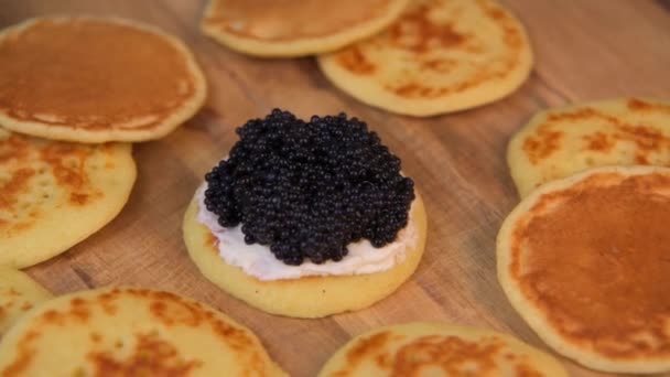 Blinis Com Caviar Preto Creme Queijo Prato Festivo Mini Panquecas — Vídeo de Stock
