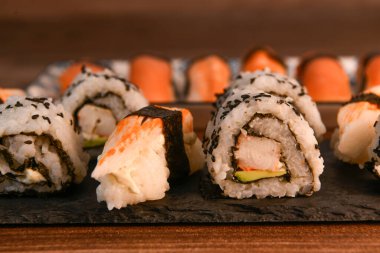 Japon suşi yiyeceği. Maki ve rulo ton balığı, somon, karides, yengeç ve avokado, yüksek kaliteli fotoğraf