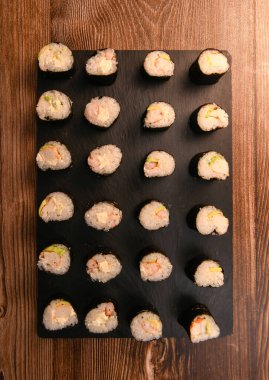 Japon suşi yiyeceği. Maki ve rulo ton balığı, somon, karides, yengeç ve avokado, yüksek kaliteli fotoğraf