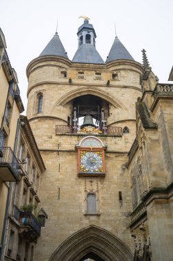 BORDEAUX, FRANCE - 14 Ocak 2024: Porte Saint Eloi Gate, Bordeaux şehir merkezinde bulunan Grosse Cloche Big Bell olarak da bilinir.