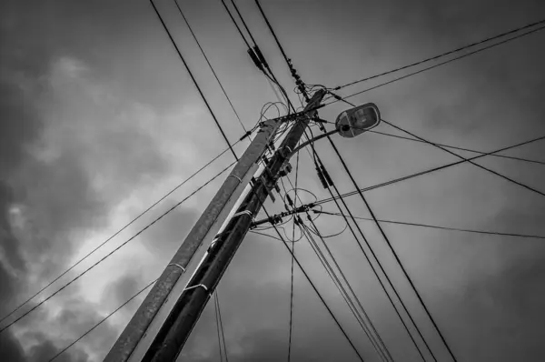 Vista Blanco Negro Intersección Numerosos Cables Eléctricos Telefónicos Foto Alta — Foto de Stock